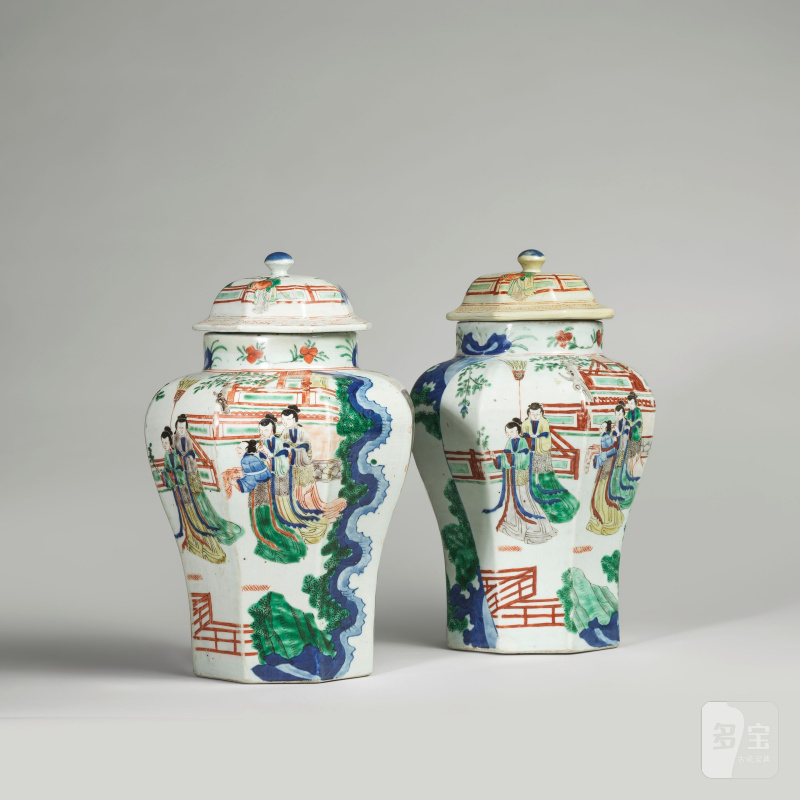 過渡期 十七世紀 五彩人物圖八方蓋罐一對 | PAIRE DE VASES BALUSTRE EN PORCELAINE WUCAI